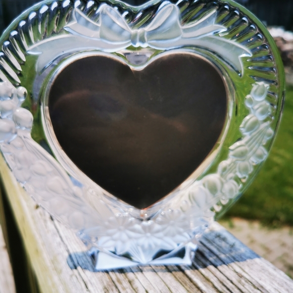 Vintage Studio Nova Crystal Frosted Glass Heart and Bows Picture Frame - Picture 5 of 14